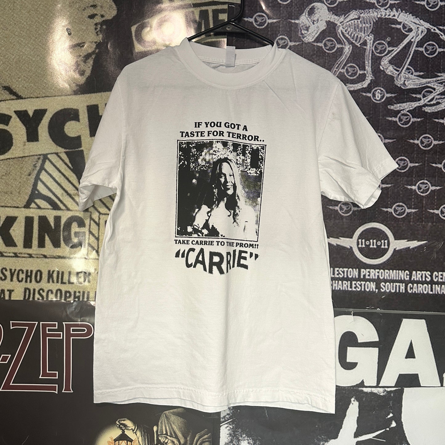 CARRIE white full size tee