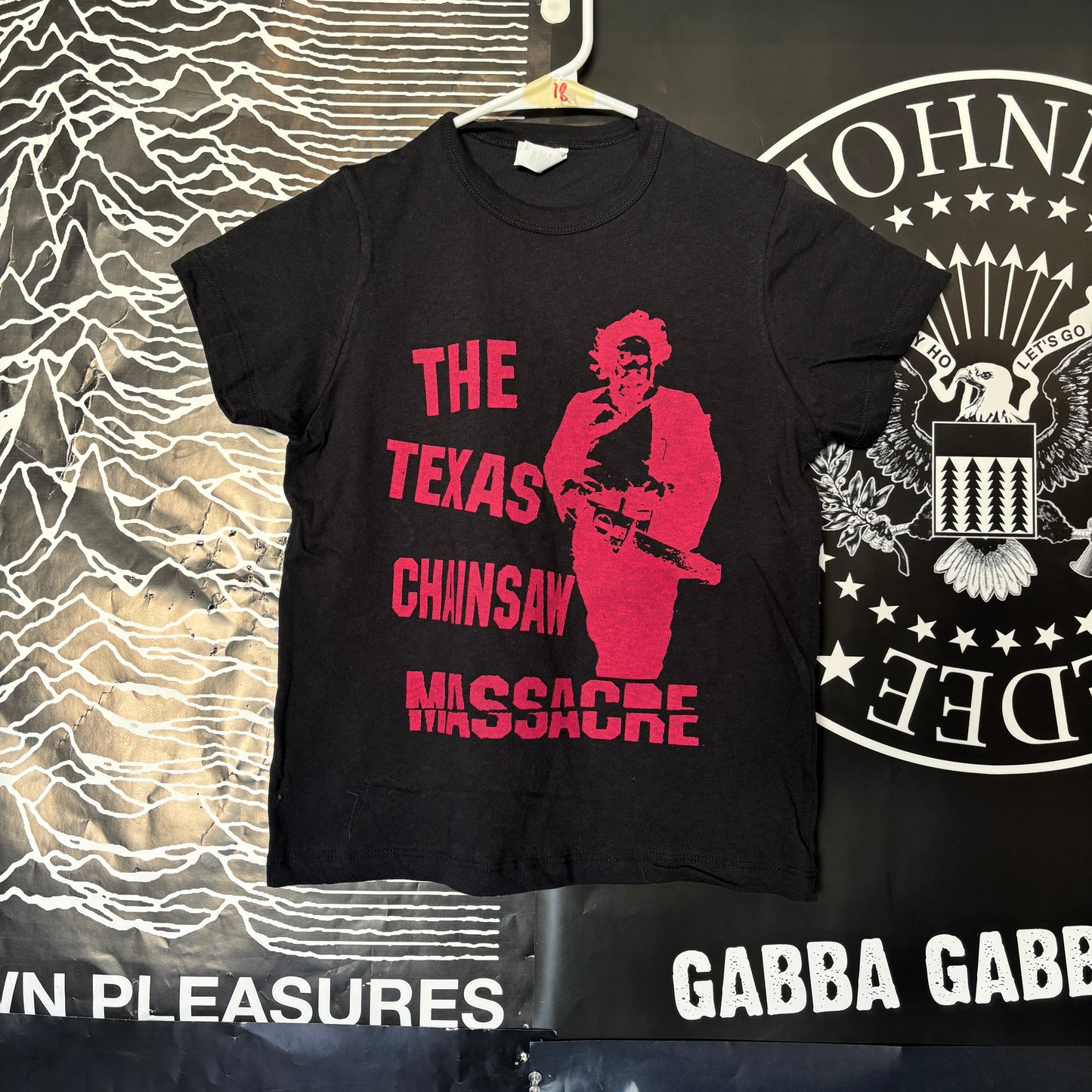 Texas chainsaw black/red petite tee