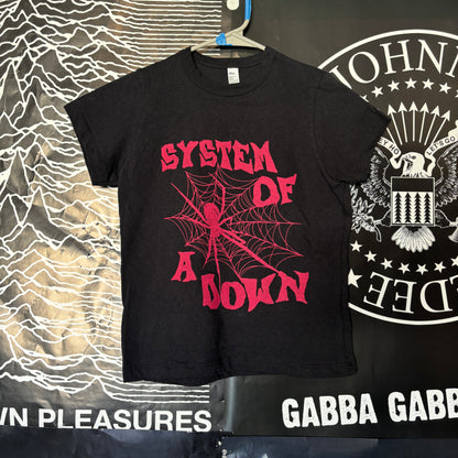 System down black/red petite tee