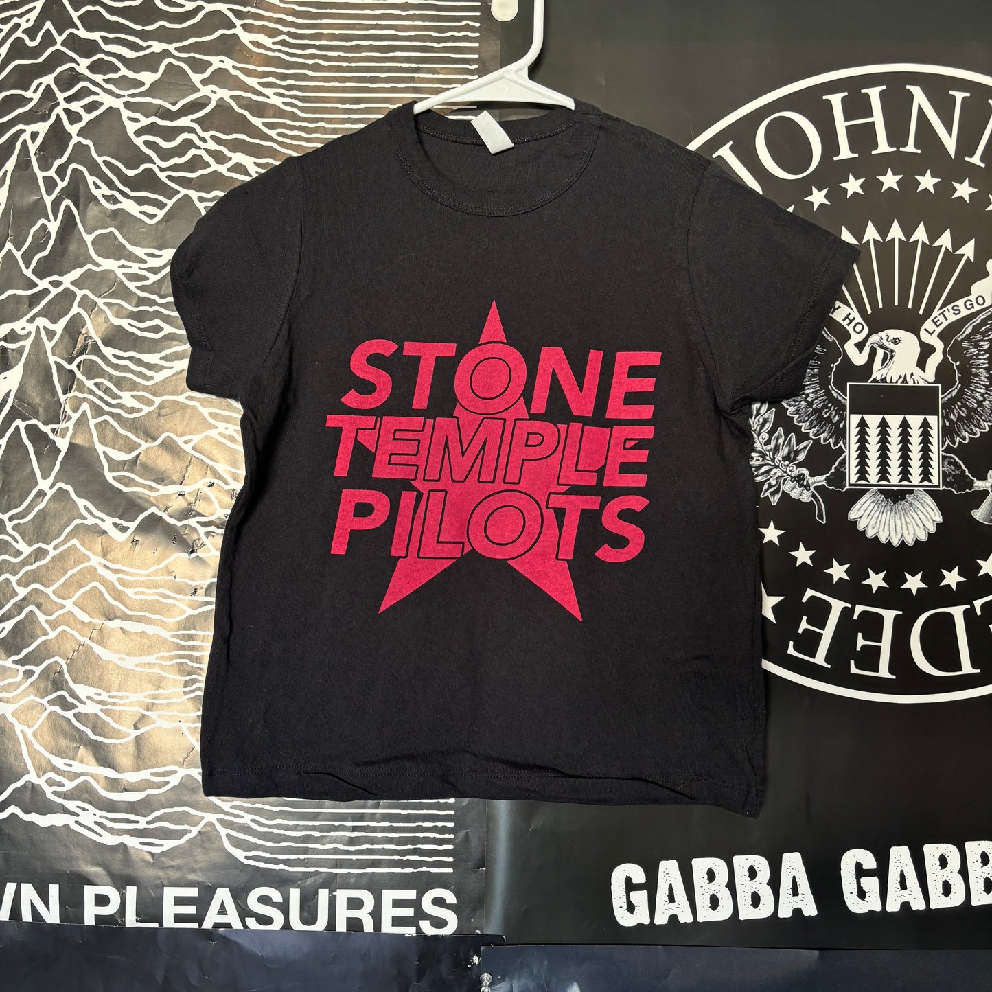 Stone temple black/red petite tee